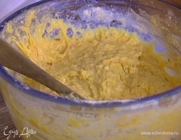 Просеять оставшуюся муку и порциями ввести ее в тесто, вымешивая его руками. Возможно, мука потребуется не вся — тесто должно быть эластичным и гладким. Накрыть его мокрым полотенцем и поставить еще на час в место без сквозняков. 