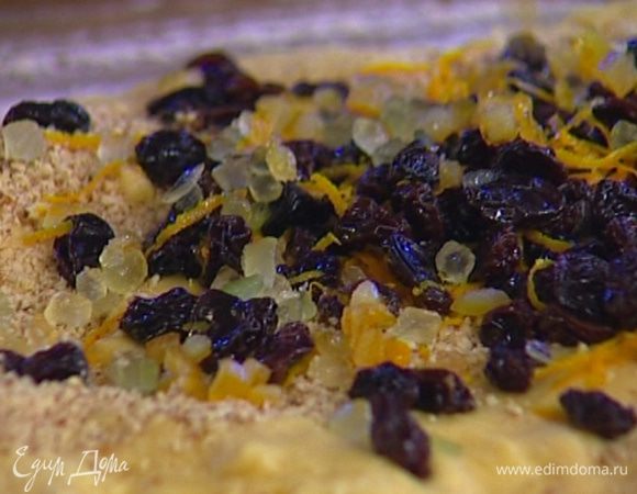 Высыпать сверху миндаль, изюм с цедрой апельсина, цукаты и руками вмешать все ингредиенты в тесто. 