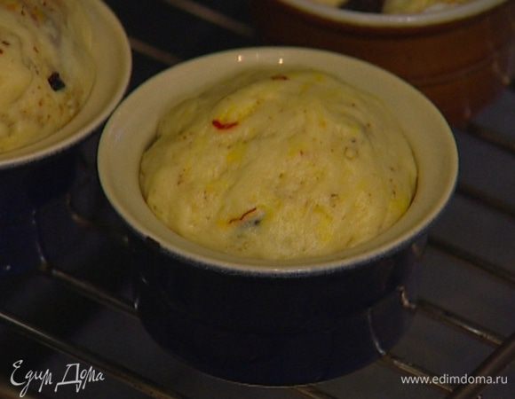 Смазать формы для выпечки оставшимся сливочным маслом или выстелить пергаментом, выложить в них тесто и отправить еще на 30 минут в укромное место. 