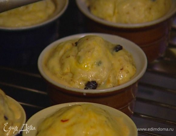 Слегка взбить желток с оставшимся молоком и смазать куличи. Выпекать 30 минут в разогретой духовке при температуре 200°С, затем уменьшить температуру до 180°С и выпекать еще 20−30 минут в зависимости от величины куличей. 