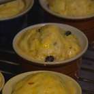 Слегка взбить оставшийся желток с небольшим количеством молока и смазать куличи. Выпекать 30 минут в разогретой духовке при температуре 200◦С, затем уменьшить температуру до 180◦С и выпекать еще 20−30 минут в зависимости от величины куличей. 