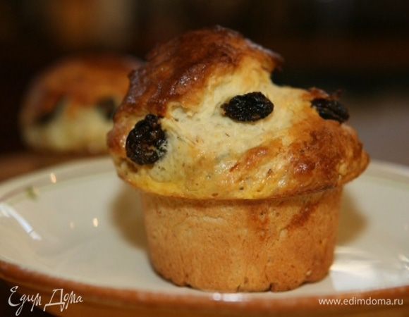 Приготовить глазурь, растерев сахарную пудру с лимонным соком и цедрой, и смазать остывшие куличи.

