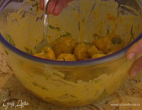 Опустить в кляр капусту и перемешать так, чтобы все кусочки были покрыты.