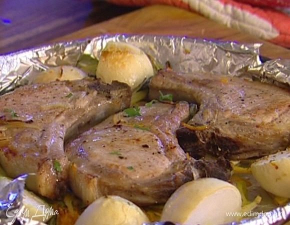 Через 10 минут свинину перевернуть и запекать еще 5−10 минут.

