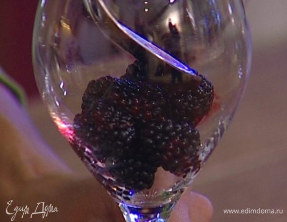 Ягоды выложить в стеклянные бокалы и слегка размять, так чтобы они дали сок. 