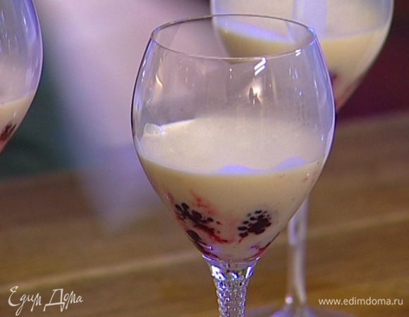 Разлить сливки по бокалам, затянуть пленкой и поставить в холодильник минимум на два часа.