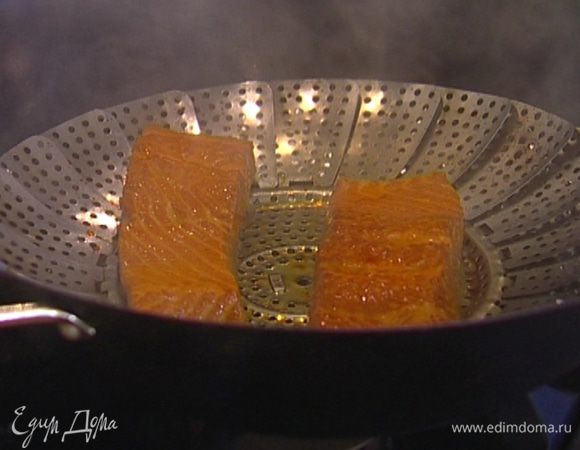 Семгу нарезать небольшими кусками, выложить на решетку, накрыть крышкой и коптить 5−7 минут.