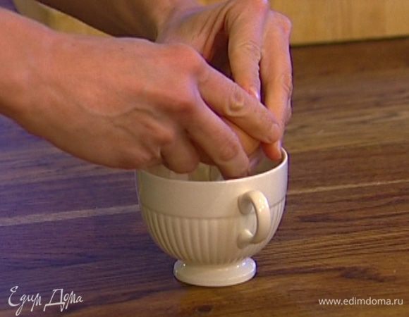 Яйцо разбить в чашку.