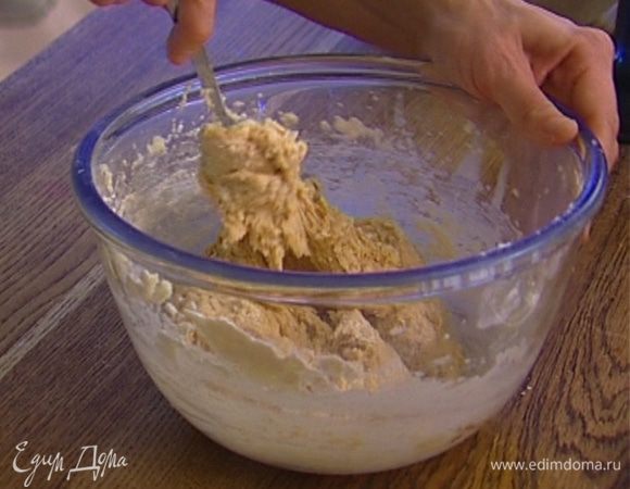 Всыпать растертые специи, соль и оставшуюся муку, все вымешать. 