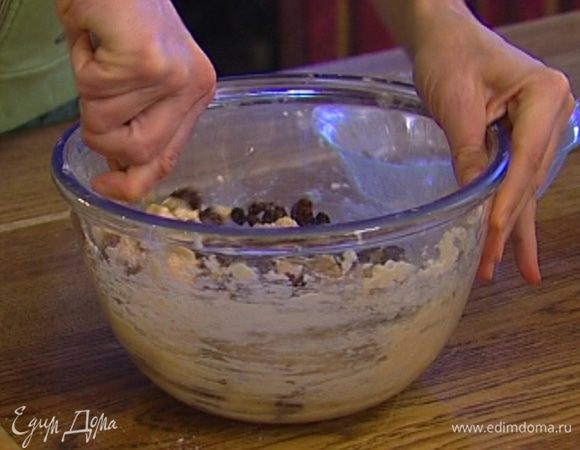 Изюм слить, добавить его в тесто вместе с небольшим количеством сидра (1−2 ст. ложки) и все вымешать. 