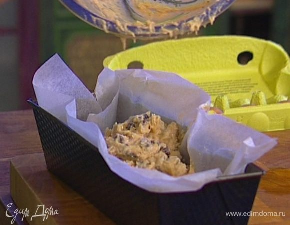 Выложить тесто в высокую форму, выстеленную бумагой для выпечки. 