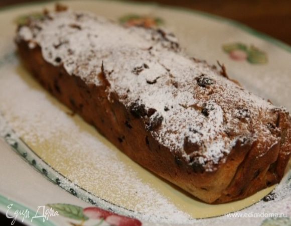 Уменьшить температуру до 190°С и выпекать пирог 50‒60 минут. 