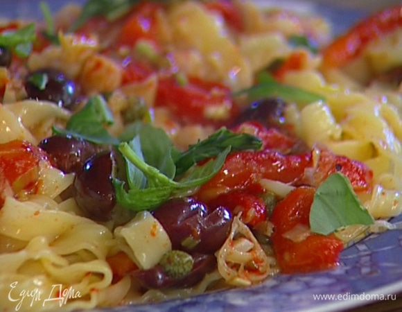 Выложить в сковороду с соусом макароны, влить немного воды, в которой они варились, перемешать, разложить на тарелки, сбрызнуть оливковым маслом и присыпать листьями базилика.
