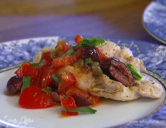 Выложить грудки на тарелку, полить сверху соусом и присыпать листьями тархуна.