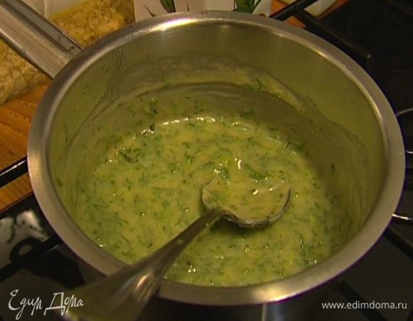 Посолить, поперчить, добавить тархун и еще раз все перемешать.