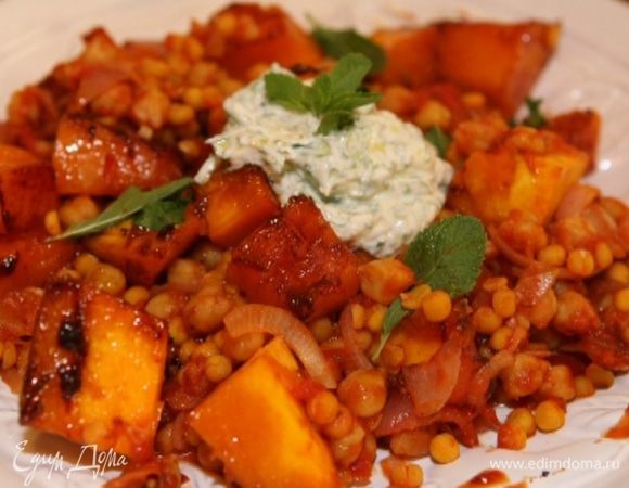 Выложить на блюдо горох, затем тыкву, полить сверху соусом из простокваши и трав, присыпать мятой и подавать. 

