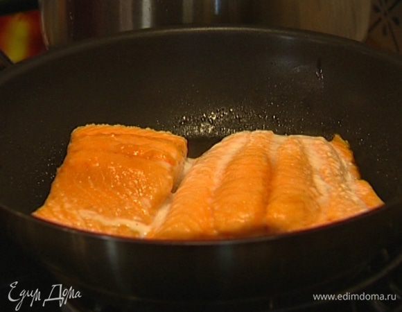 Семгу уложить кожурой вниз на сухую сковороду и слегка поджарить, затем отправить в разогретую духовку и запекать до готовности 7−10 минут.
Подавать семгу с ореховым соусом.