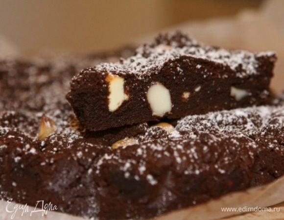 Остывший корж разрезать на квадратики и присыпать сахарной пудрой.