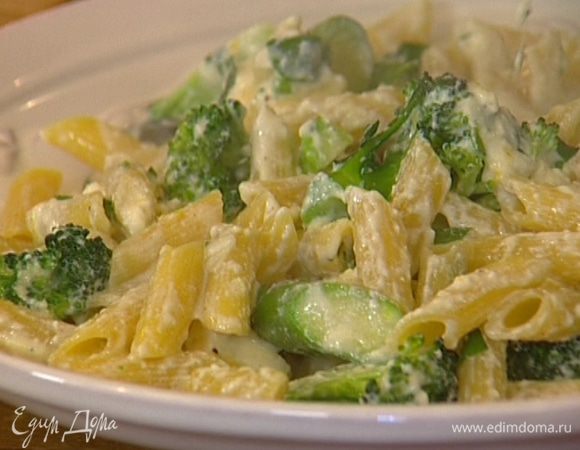 Макароны слить (воду сохранить), добавить к ним овощи с рикоттой (если необходимо, влить немного воды, в которой макароны варились), перемешать, сбрызнуть оливковым маслом и подавать тут же!