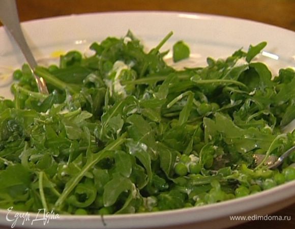 Сбрызнуть соком лимона, оливковым маслом, посолить и еще раз перемешать.