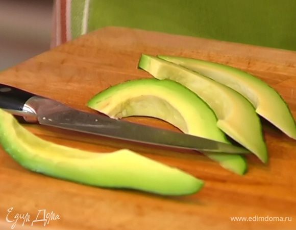 Авокадо почистить и нарезать кусочками.