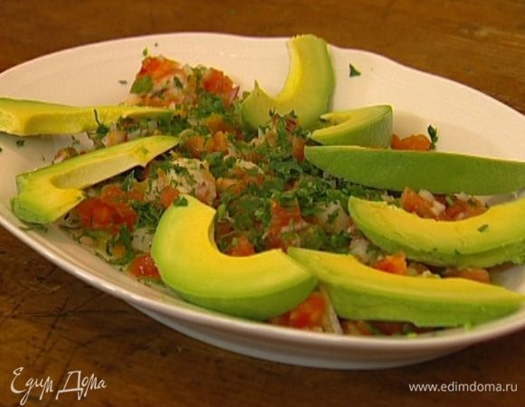 Выложить севиче на блюдо, присыпать кинзой, разложить сверху кусочки авокадо.