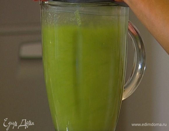 Отваренные овощи выложить в блендер и измельчить, постепенно вливая бульон, в котором они варились (суп не должен быть слишком жидким).