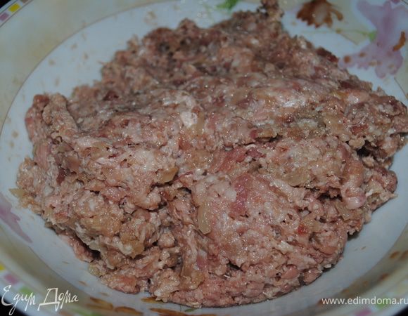 Приготовить фарш, перемолоть мясо на мясорубку и добавить соль, перец, воду и зелень.