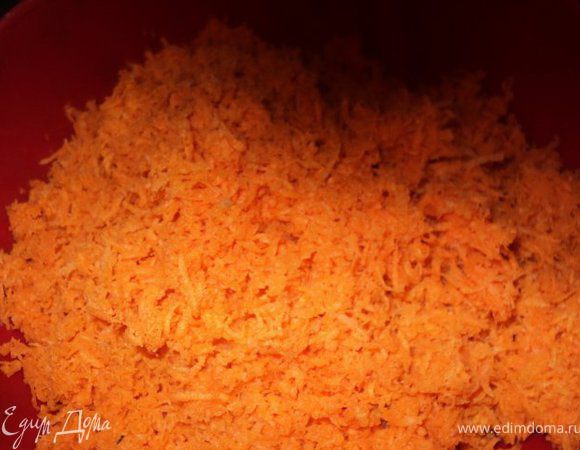 Морковь протереть на мелкой терке.
Припустить на сковороде с 3 ст.ложками растительного масла до мягкости 15 мин. Охладить.
