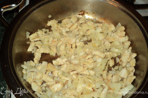 Куриное филе мелко порезать, посыпать приправой для курицы и припустить на сковороде с 3 ст. ложками растительного масла 5 мин, добавить мелко нарезанный лук, поджарить до золотистого цвета. Добавить натертое на терке для свеклы яблоко, посолить, добавить 2 ст. ложки горячей воды, накрыть крышкой и потушить 10мин. Выложить начинку в миску и охладить. Сварить вкрутую 2 яйца, охладить.