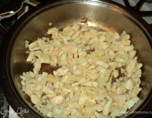 Куриное филе мелко порезать, посыпать приправой для курицы и  припустить на сковороде с 3 ст. ложками растительного масла 5 мин, добавить мелко нарезанный лук, поджарить до золотистого цвета. Добавить натертое на терке для свеклы яблоко, посолить, добавить 2 ст. ложки горячей воды, накрыть крышкой и потушить 10мин. 
Выложить начинку в миску и охладить. Сварить вкрутую 2 яйца, охладить. 