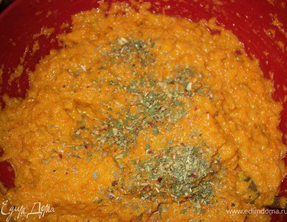  Смешать взбитые яйца с  остывшей морковной массой, добавить муку, разрыхлитель, итальянские травы, соль, перец.