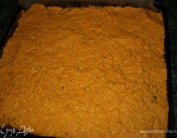 Выложить поверх подготовленную морковную массу, разровнять и выпекать в духовке 15-20мин при температуре 200 градусов.