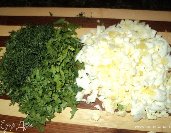 Мелко порезать вареные яйца, укроп и петрушку.