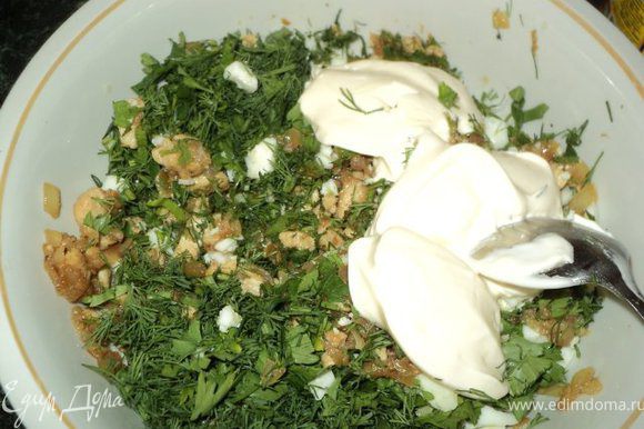 Добавить яйца и зелень к охлажденному куриному филе с луком и яблоком, поперчить, добавить майонез, перемешать.