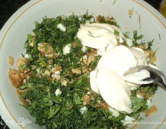 Добавить яйца и зелень к охлажденному куриному филе с луком и яблоком, поперчить, добавить майонез, перемешать.