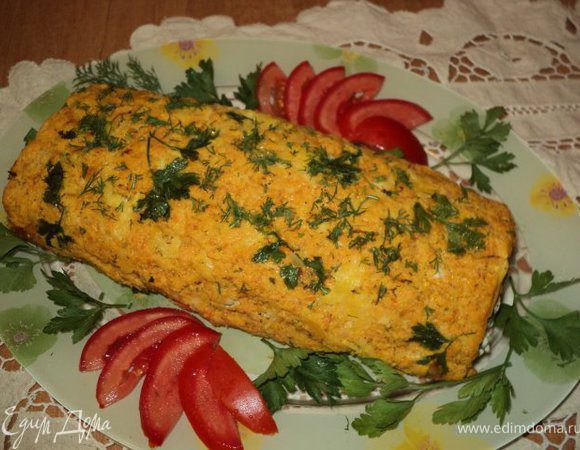 Развернуть рулет, аккуратно отделить бумагу, выложить равномерно начинку.
Свернуть рулетом с помощью салфетки, поставить в холодильник на 3 часа.
