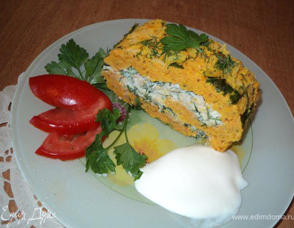 Подавать  рулет со сметаной, порезав  ломтиками, украсить зеленью