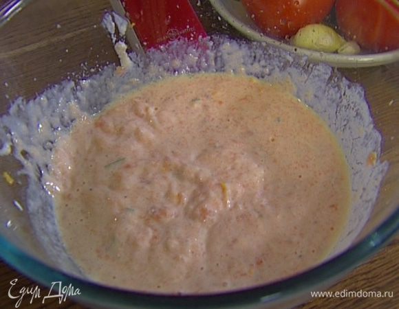 Семгу нарезать крупными кубиками, добавить сок апельсина и лайма, по 1 ч. ложке цедры лайма и апельсина, оставшиеся сливки и яйца, посолить и поперчить. Взбить все в блендере.