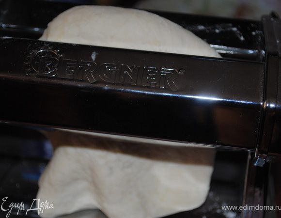 Я пропускала тесто через лапшерезку, а можно и просто раскатать.