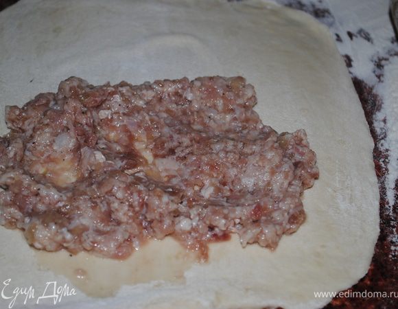 на тесто, кладем одну ложку фарша