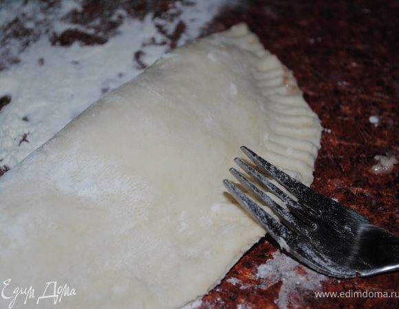 накрываем другой стороной и по краю проходим вилкой, что бы были красивые края.