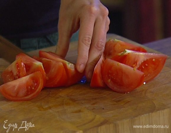 Помидор крупно нарезать.