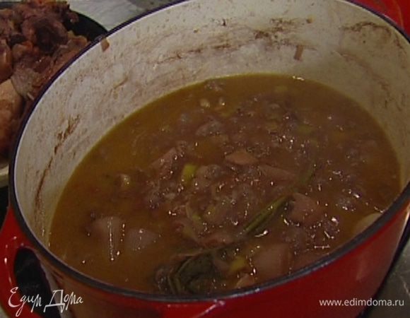 Добавить в кастрюлю бекон, помидор, размороженные грибы, лавровый лист, веточки петрушки и тимьяна целиком (немного тимьяна оставить). Влить коньяк и бутылку вина, посолить, накрыть крышкой и томить на небольшом огне около часа. Если жидкости маловато, время от времени подливать оставшееся вино.