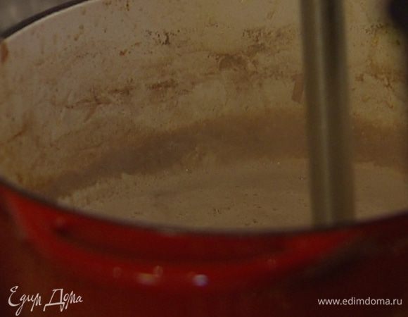 Вынуть куски курицы, грибы и бекон. Оставшийся в кастрюле соус протереть через сито, вылить его обратно в кастрюлю, добавить куриную печень, посолить, поперчить и томить на огне до готовности, затем взбить печенку вместе с соусом в блендере.