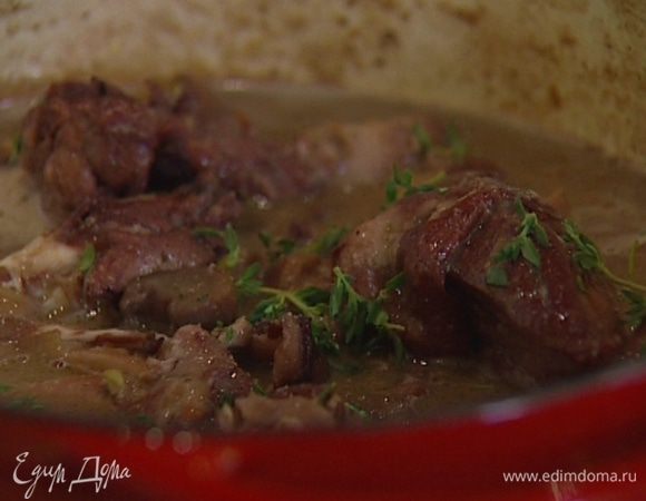 Вернуть куски цыпленка в соус, прогреть, присыпать оставшимся тимьяном.