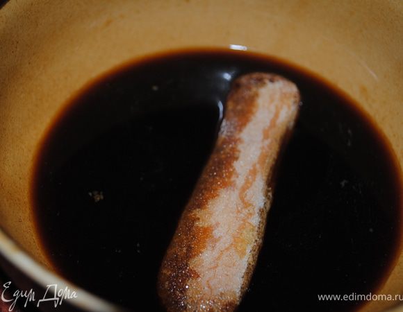 Сварить кофе, отдельно приготовить сырную. Печенье мокать в кофе и выкладывать в форму.