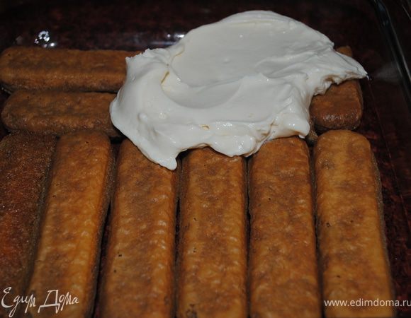 Когда печенье полностью уложено в фому, намазываем сырной массой. и так проделываем с остачей.