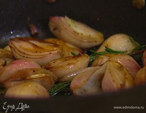 Добавить розмарин, 2 веточки тимьяна и душистый перец, поперчить смесью разного перца, влить бальзамический уксус и подержать на огне еще несколько минут.