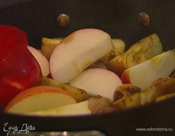 Яблоки очистить от семян, порезать крупными дольками и отправить в сковороду к луку с чесноком.
